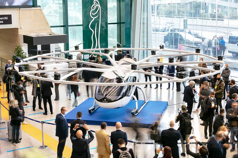 Na římském letišti Fiumicino byl představen létající taxík společnosti Volocopter. Lidi z letiště do centra Říma a zpět by takové stroje mohly už v roce 2024.