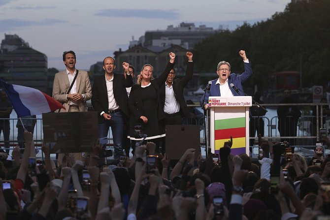 Zakladatel krajně levicové strany Nepodrobená Francie (LFI) Jean-Luc Mélenchon (vpravo) se raduje z průběžných výsledků voleb, 7. července 2024.