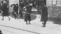 Židovští obyvatelé krakovského ghetta jsou nuceni odklízet sníh z ulice. Mnoho obyvatel ghetta podlehlo zimě a hladu
