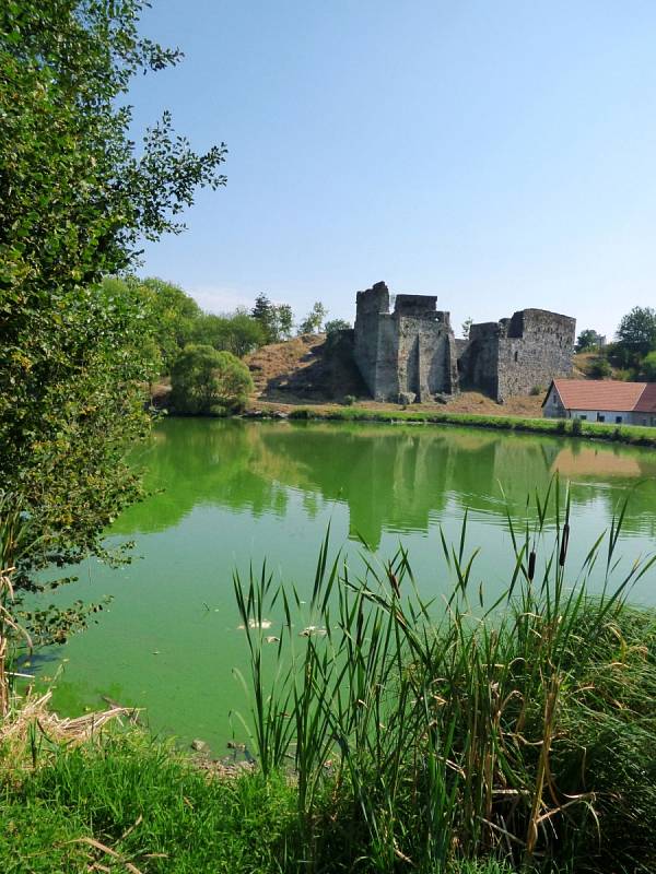 Nejhezčí pohled na hrad je přes rybník
