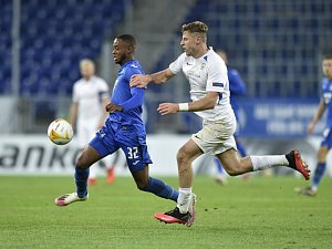 Utkání skupiny L 3. kola základních skupin fotbalové Evropské ligy: Hoffenheim - Slovan Liberec, 5. listopadu 2020 v Hoffenheimu. Zprava Imad Rondić z Liberce a Melayro Bogarde z Hoffenheimu.