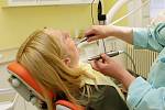 Mezi lidmi panuje obecné povědomí, že v Česku máme málo zubařů. Stomatologa prý nelze sehnat, a když se to povede, tak jedině drahého. 