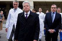 Německý prezident Joachim Gauck dnes v berlínské nemocnici Charité navštívil pacienty, kteří utrpěli zranění během pondělního útoku na vánoční trh na náměstí Breitscheidplatz v západní části centra německé metropole. 
