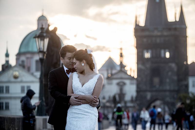 Praha a Karlův most je oblíbenou svatební destinací zahraničních turistů