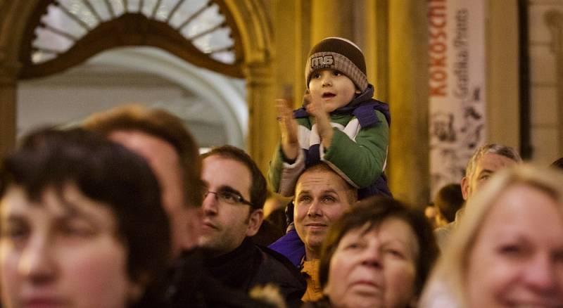Česko zpívá koledy 11. prosince na pražském Staroměstském náměstí.