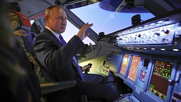 Ruský prezident Vladimir Putin v kokpitu letadla při návštěvě školícího střediska letecké společnosti Aeroflot na předměstí Moskvy,