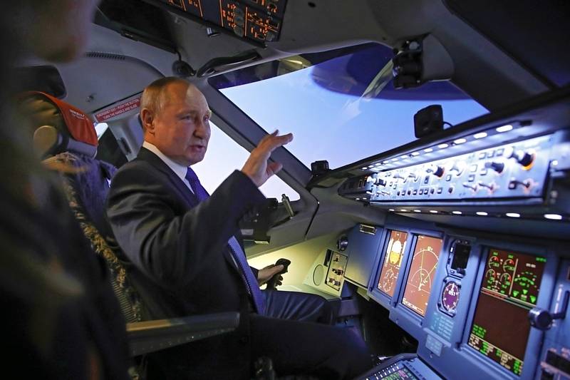 Ruský prezident Vladimir Putin v kokpitu letadla při návštěvě školícího střediska letecké společnosti Aeroflot na předměstí Moskvy,