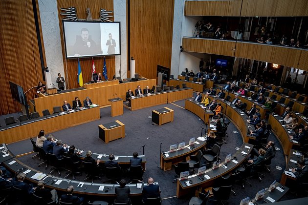 Poslanci rakouských Svobodných dramaticky odešli ze sálu při videoprojevu ukrajinského prezidenta Volodymyra Zelenského.