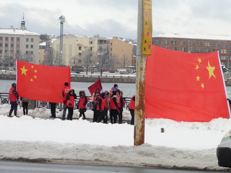 Před sídlem lotyšského premiéra a před Národní knihovnou, kde se summit 16+1 koná, bylo možné vidět malé skupinky Číňanů, kteří zde rozvinuli několik čínských vlajek a nápisů v čínštině a angličtině - Welcome.