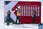 Vítězná Eva Samková (uprostřed) z ČR, druhá Britka Charlotte Bankesová (vlevo) a třetí  Michela Moioliová z Itálie na stupních vítězů úvodního závodu SP v snowboardcrossu v čínském Čang-ťia-kchou.