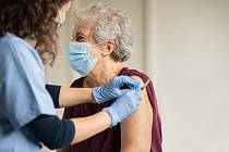 Přednostní očkování seniorů provází řada lží a dezinformací, které začaly spojovat dlouhodobé nemoci a neduhy stáří s vakcínou, ilustrační foto