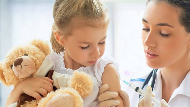 Americká nemocnice analyzovala u svých dětských pacientů průběh nemoci covid-19 a zjistila, že méně závažné příznaky měly ty děti, které podstoupily sezónní očkování proti chřipce, ilustrační foto