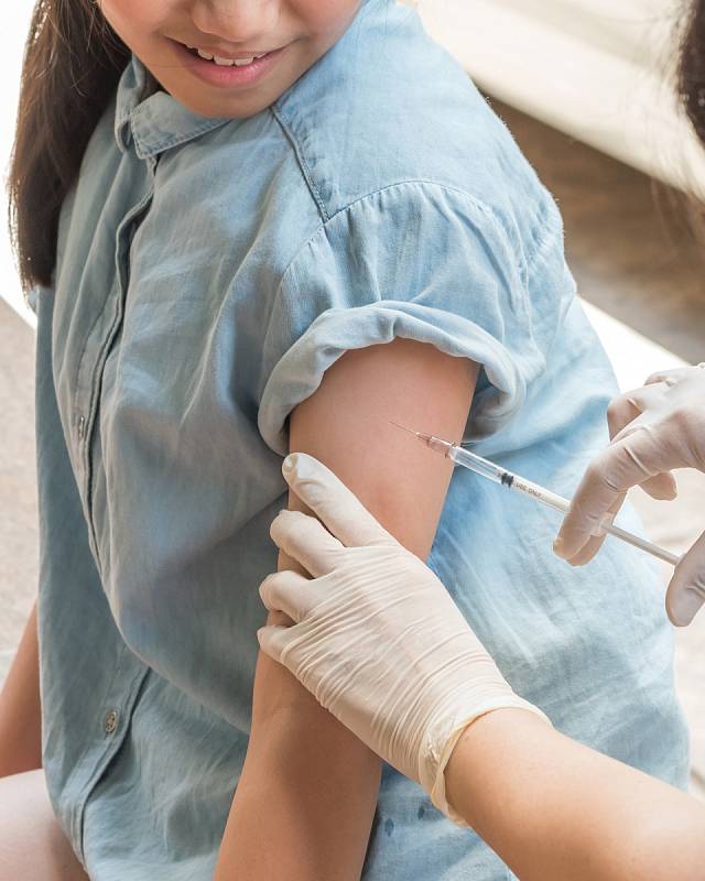 HPV: V Česku se v roce 2018 podle odhadů nechalo naočkovat 60 % dívek a 30 % chlapců ve věku 13 let.