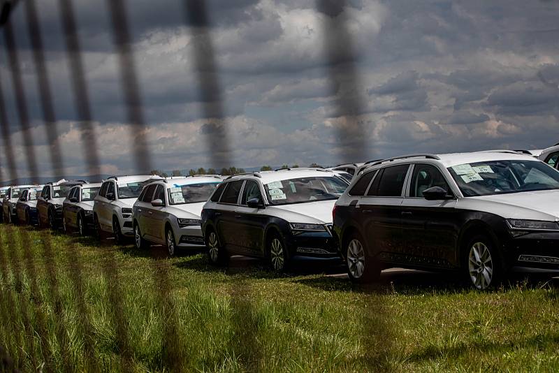 Z hradeckého letiště je obří parkoviště pro vozy Škoda