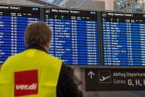 Zaměstnanec u odletové tabule na letišti v německém Mnichově, kde byly 17. února 2023 zrušeny kvůli stávce všechny lety.