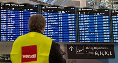 Zaměstnanec u odletové tabule na letišti v německém Mnichově, kde byly 17. února 2023 zrušeny kvůli stávce všechny lety.