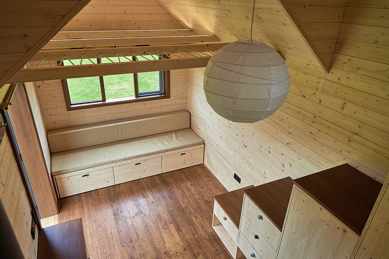 Od maringotky se tiny house odlišuje tím, že má ještě spací loft nahoře