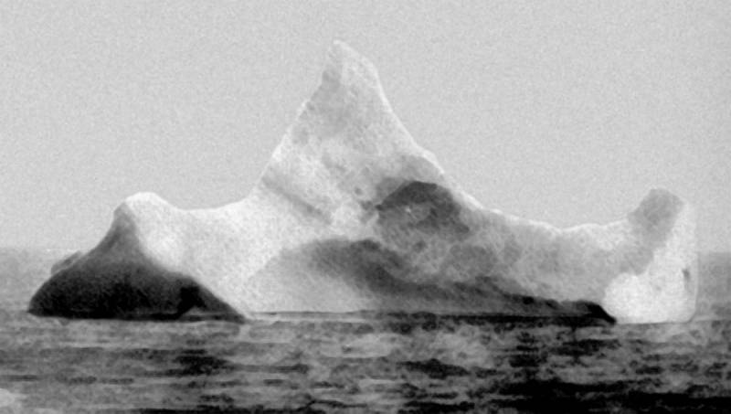 Jeden z ledovců považovaný za příčinu zkázy Titaniku, vyfocený 15. dubna 1912 ráno. Fotografa, stevarda lodi Prinz Adalbert, upoutala červená skvrna u paty ledovce, naznačující, že se v předchozích 12 hodinách srazil s nějakou lodí