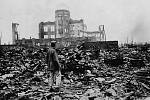 Hirošima dva dny po svržení atomové bomby. Budova Průmyslového paláce jako jedna z mála vydržela 6. srpna 1945 výbuch atomové bomby. Po válce se stala Atomovým palácem - mementem připomínajícím nebezpečí jaderného konfliktu