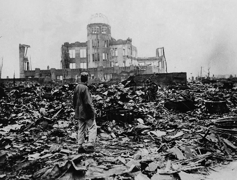 Hirošima dva dny po svržení atomové bomby. Budova Průmyslového paláce jako jedna z mála vydržela 6. srpna 1945 výbuch atomové bomby. Po válce se stala Atomovým palácem - mementem připomínajícím nebezpečí jaderného konfliktu