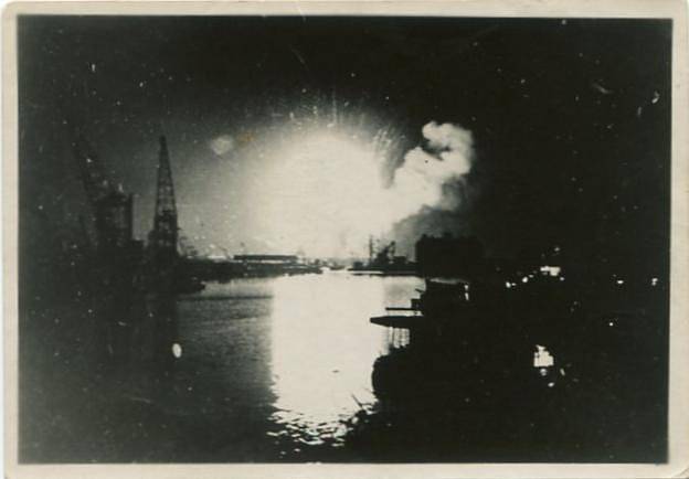 Noční bombardování okolí neidentifikované řeky v Evropě během druhé světové války (pravděpodobně jde o oblast Antverp v Belgii). S klesajícími hladinami vod se dávno svržené bomby znovu vynořují z říčního dna