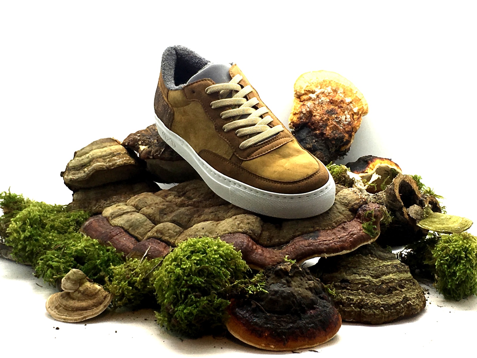Německý obuvník šije boty z hub, kamenů i krve. Materiál přirovnává k  semiši - Třebíčský deník