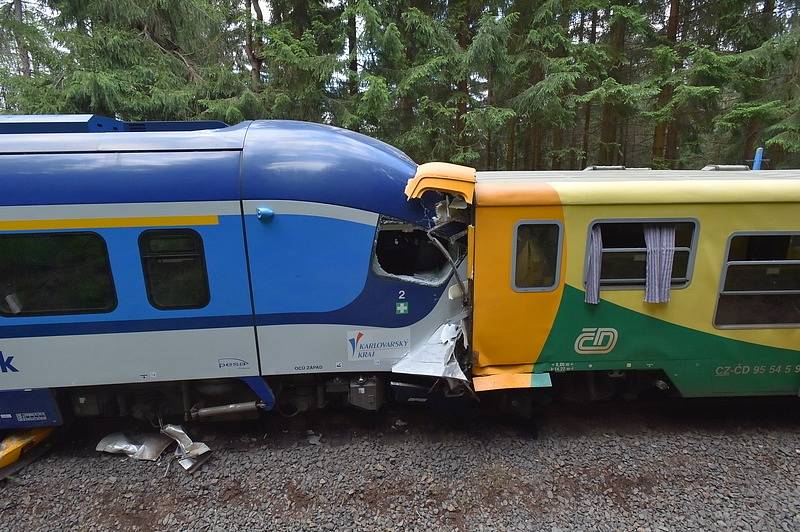 U Perninku na Karlovarsku došlo k železničnímu neštěstí. vyžádalo si dva mrtvé a mnoho zraněných.