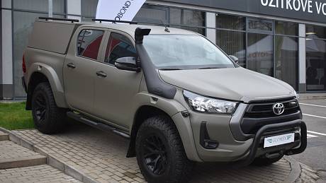 Toyota připravuje pick-up Hilux také v armádní specifikaci