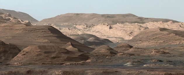Vozítko Curiosity na Marsu pravidelně fotí panoramatické snímky.