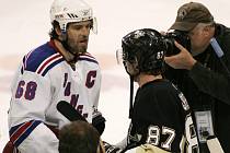 Symbolické předání žezla. Jaromír Jágr gratuluje Sidney Crosbymu k postupu v letošních bojích o Stanley Cup.