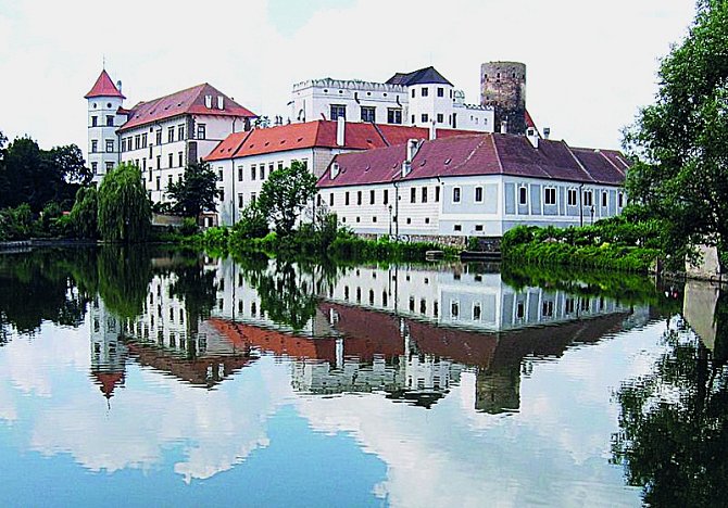 Třetím největším zámeckým komplexem v České republice je hrad přestavěný na zámek v Jindřichově Hradci.
