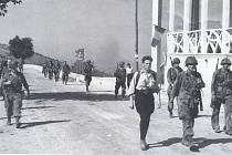 Příslušníci 1. výsadkové skupiny pochodují spolu s členy francouzského hnutí odporu nedaleko Nice.