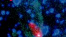 Modrá a zelená barva jsou optické obrazy pole, ve kterém se nachází pulsar černá vdova.