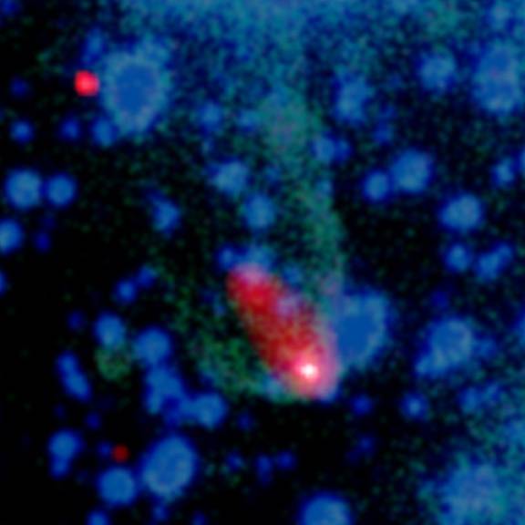 Modrá a zelená barva jsou optické obrazy pole, ve kterém se nachází pulsar černá vdova.