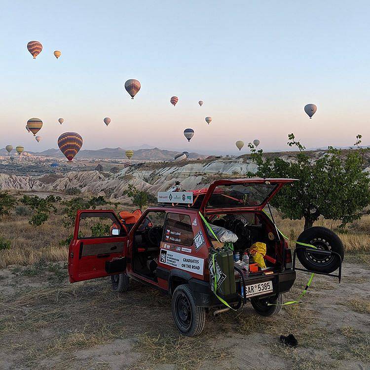 Český tým He//o Wor/d na Mongol Rally