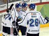 Hokejisté Finska se radují z gólu proti Rusku.