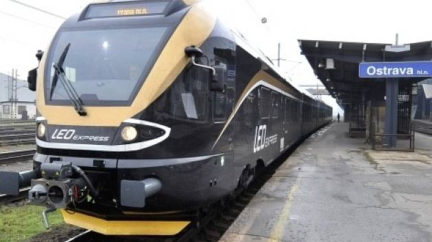 První vlak společnosti Leo Express s cestujícími dorazil 13. listopadu po osmé hodině ranní z Prahy do Ostravy, na trati bude konkurovat spojům Českých drah a firmy RegioJet.