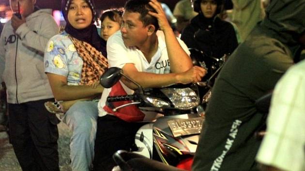 Indonésané po zemětřesení ze strachu opouštěli domovy