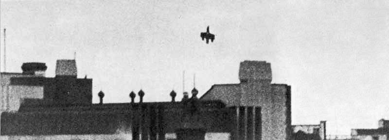 Sestřelený bombardér Dornier Do 17 padající na londýnské nádraží Victoria. Snímek pořídil v neděli 15. září 1940 civilista, jehož jméno se nedochovalo