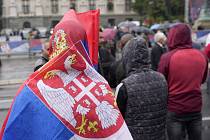 Muž se srbskou vlajkou při inauguraci srbského prezidenta v Bělehradu 31. května 2022