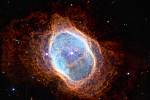 Snímek zveřejněný NASA v úterý 12. července 2022 ukazuje jasnou hvězdu v centru NGC 3132 poprvé v infračerveném světle