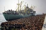 Fotografie, na níž údajně vidíme současnou armádu uprchlíků v italském přístavu, zachycuje ve skutečnosti italskou loď Vlora, která byla 7. srpna 1991 v albánském přístavu Drač napadena davem utečenců a kapitán byl donucen odvézt tyto lidi do Itálie.