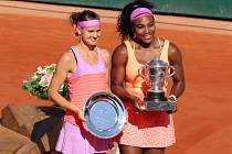 Lucie Šafářová a Serena Williamsová pózují fotografům
