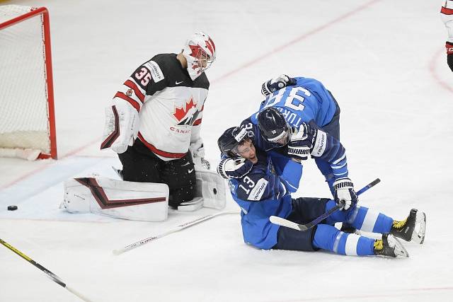 Finové se radují z prvního gólu do sítě Kanady.