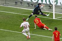 Kasper Dolberg z Dánska střílí gól Walesu v osmifinále mistovství Evropy ve fotbale.