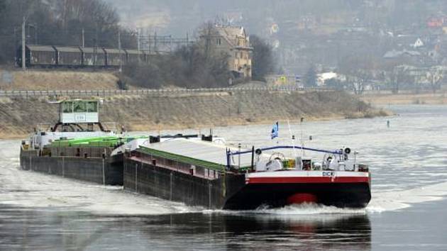 Nákladní loď na řece Labe. Ilustrační snímek