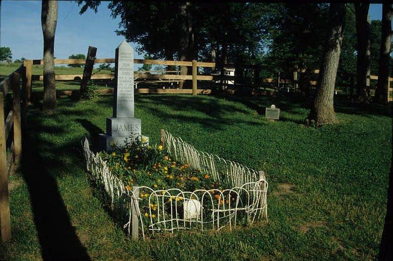 Hrob legendárního Jesseho Jamese v Kearney ve státě Missouri.