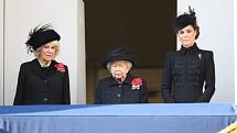 Vévodkyně Camilla, královna Alžběta II. a vévodkyně Kate na archivním snímku. Nyní Královna manželka Camilla a princezna Kate mají největší šance na šperky ze soukromé sbírky Alžběty II.