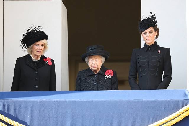 Vévodkyně Camilla, královna Alžběta II. a vévodkyně Kate na archivním snímku. Nyní Královna manželka Camilla a princezna Kate mají největší šance na šperky ze soukromé sbírky Alžběty II.