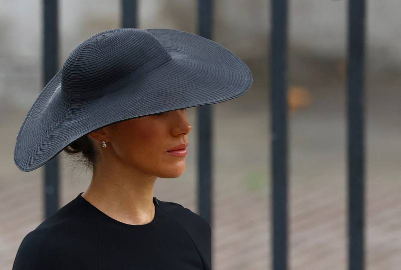 Meghan, vévodkyně ze Sussexu, manželka prince Harryho, přichází na pohřeb královny Alžběty II.